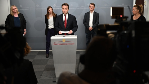 Søndag aften har et bredt politisk flertal - med erhvervsminister Simon Kollerup (S) i spidsen - indgået en aftale om kompensation til barer, caféer og restauranter, der lider under de nuværende coronarestriktioner.