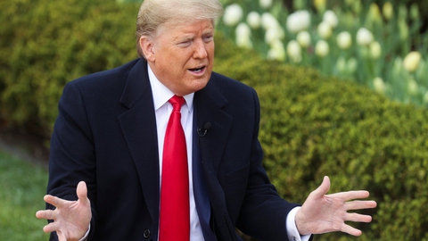 Donald Trump er ikke meget for at lukke USA. Det skader økonomien og kan koste virksomheder, siger han. (Arkivfoto)