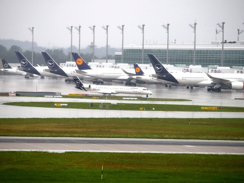 Lufthansa har haft markant færre indtægter i andet kvartal, hvor corona har påvirket selskabet. (Arkivfoto)