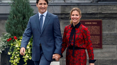 Canadas premierminister, Justin Trudeau, går i karantæne i 14 dage, efter at hans hustru natten til fredag dansk tid er testet positiv for coronavirus. Her ses parret i september.