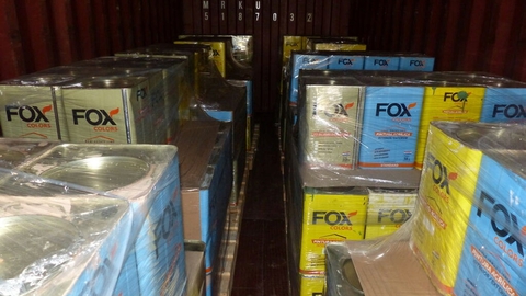 De store mængder kokain, der blev fundet på havnen i Hamburg, var gemt i 1700 dåser. De skulle angiveligt have indeholdt spartelmasse. De var blevet fragtet til Europa af et fragtskib fra Paraguay. Billedet er frigivet af de tyske toldmyndigheder.