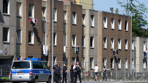 21 June 2020, Lower Saxony, Göttingen: Police forces are standing in front of a quarantined apartment building. After riots on 20.06.2020 the situation on the spot has eased. The city administration had quarantined the whole residential complex on Groner Landstrasse to contain the coronavirus. (Foto: Swen Pförtner/DPA/Ritzau Scanpix)