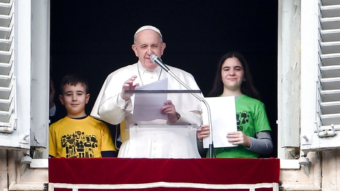 Pave Frans taler til tilhørere akkompagneret af børn fra Catholic Action den 26. januar. (Foto: Vincenzo Pinto/AFP/Ritzau Scanpix)