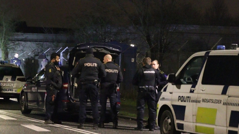Politiet har hele natten været til stede i Gellerupparken i Aarhus.