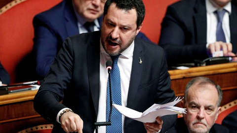 Matteo Salvini forud for afstemningen i det italienske senat onsdag, hvor et flertal stemte for at fratage ham den parlamentariske immunitet. Salvini stod i sin tid som indenrigsminister for en meget stram kurs over for migration. Han nægtede i flere tilfælde redningsskibe at lægge til i italienske havne.
