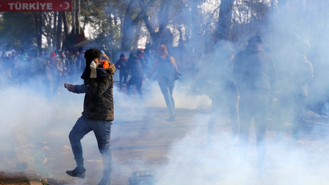 Migranter forsøger at komme væk, efter græsk politi lørdag skyder med tåregas ved Edirne på den græsk-tyrkiske grænse. Ifølge Tyrkiets præsident, Recep Tayyip Erdogan, er der samlet 18.000 flygtninge og migranter ved grænsen, der vil ind i Europa.