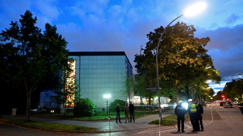 Politiet i Hamburg har anholdt en mand, som menes at stå bag angreb foran synagoge søndag.