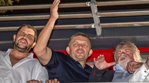 Robert Fico (i midten) fejrer sit partis valgsejr i Slovakiet.