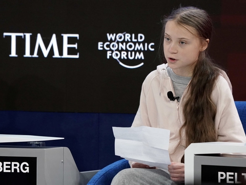 Den svenske klimataktivist Greta Thunberg siger på talerstolen ved et møde i Verdens Økonomiske Forum i Davos i Schweiz, at der "grundlæggende intet er gjort" for at bekæmpe klimaforandringer til trods for hendes meget omtalte kampagne.