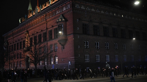Der afholdes lørdag aften demonstration ved Rådhuspladsen i København. To personer er anholdt.