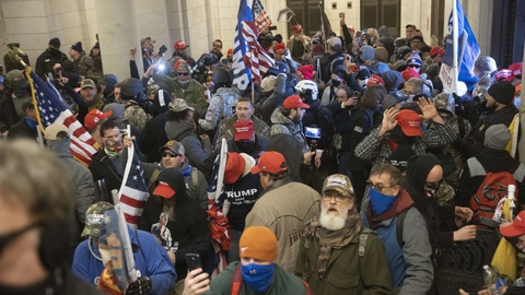 Hundredvis af tilhængere af præsident Donald Trump trængte onsdag ind i Kongressen i Washington D.C.