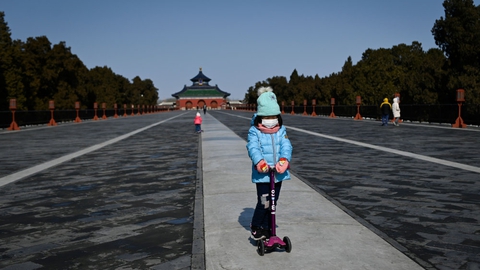 Selv børn bærer masker i Kina, hvor coronavirusset er brudt ud. Her i en park i Beijing.