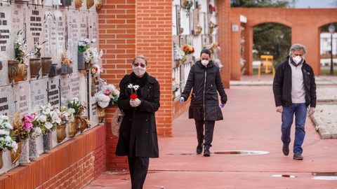 Med masker for ansigtet ankommer pårørende og venner til begravelser på en af kirkegårdene i Spaniens hovedstad, Madrid, søndag. Mandag er der på et døgn registreret over 500 corona-relaterede dødsfald i Spanien.