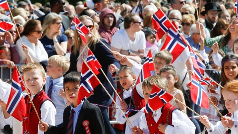 Norges nationaldag 17. maj er en officiel flag- og helligdag for den norske befolkning. Mange iklæder sig traditionelle klædedragter. (Arkivfoto)