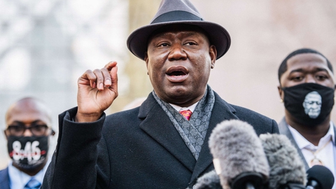 Advokat Ben Crump udtalte sig til pressen, inden retssagen mod den fyrede politibetjent Derek Chauvin gik i gang mandag.