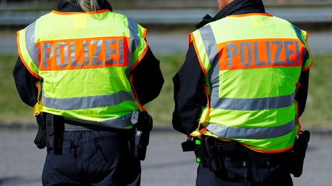 Tyskland har, ligesom Danmark, lukket sine grænser i et forsøg på at undgå smittespredning af coronavirus. Her ses tyske betjente vogte grænsen til Frankrig. (Foto: Ralph Orlowski/Reuters/Ritzau Scanpix)