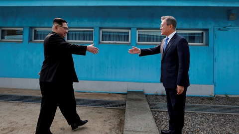 Nordkoreas leder, Kim Jong-un (til venstre), og Sydkoreas præsident, Moon Jae-in, mødtes i den demilitariserende zone (DMZ) mellem de to lande i april 2018.