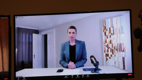 Mette Frederiksen fortæller på pressemøde, at alle landets mink skal aflives.