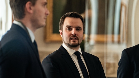 Simon Kollerup (S) tager sygeorlov som erhvervsminister, da han har fået et mavesår. Det skriver han på Facebook.