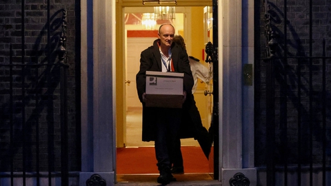 Dominic Cummings ses her angiveligt forlade Downing Street 10 for sidste gang.