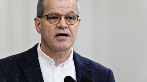Faglig direktør for Infektionsberedskab i Statens Serum Institut Kåre Mølbak har været Statens Serum Instituts ansigt udadtil. Kort før forhandlingerne på Christiansborg onsdag har Statens Serums Institut afleveret en rapport, hvor vurderer, at museer, højskoler og zoo kan åbne uden at øge trykket på sygehusene voldsomt. Til gengæld er der en riskoen ved at åbne grænserne, som Statens Serum Institut ikke kan udregne.