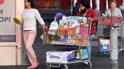 Et nyt virusudbrud i den australske storby Melbourne har igen fået folk til at hamstre toiletpapir og andre nødvendigheder. Her ses kunder forlade et Costco-supermarked onsdag.