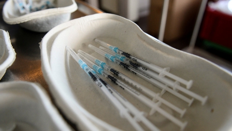 13 ældre og svækkede patienter er registreret døde i Norge, efter at de har fået vaccine mod corona. Alle er over 80 år - og flere over 90 år. (Arkivfoto).