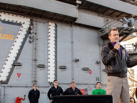 Her ses Brett Crozier, øverstkommanderende på "USS Theodore Roosevelt", tale til sin besætning under en øvelse i december. Torsdag besluttede det amerikanske søværn at fjerne Crozier fra sin post som følge af "ringe dømmekraft".