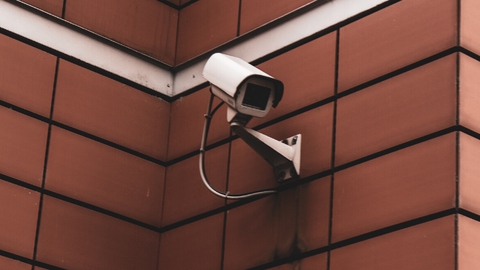 Oscar Schack Madsen fra Alternativets Unge mener, at højrefløjen bør kigge indad og tage et opgør med masseovervågningen af danskerne. (Foto: Unsplash)