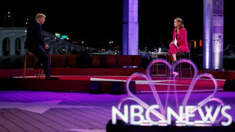 NBC-værten Savannah Guthrie får på sociale medier ros for sit interview med præsident Donald Trump natten til fredag dansk tid.