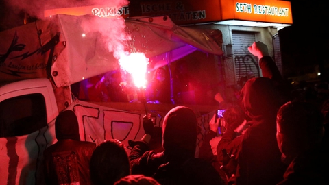 Demonstranter var allerede torsdag aften på plads nær Liebigstrasse, hvor en besat bygning skal ryddes fredag morgen.
