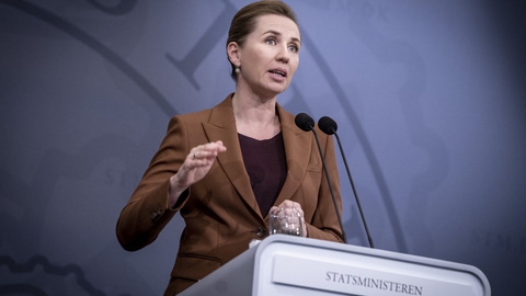 (ARKIV) Pressemøde med statsminister Mette Frederiksen i Spejlsalen på Christiansborg, tirsdag den 5. januar 2021..Statsminister Mette Frederiksen (S) forbereder i et interview på TV2 borgerne i Danmark på, at de nuværende restriktioner sandsynligvis bliver forlænget. Det skriver Ritzau, mandag den 11. januar 2021.. (Foto: Liselotte Sabroe/Ritzau Scanpix)