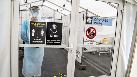 Fremover bliver der indført krav om, at man ifører sig mundbind, når man skal testes for coronavirus. Både i regionernes hospitaler og i andre testcentre. (Arkivfoto)