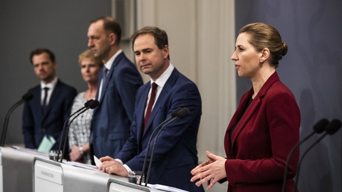 Statsminister Mette Frederiksen og regeringen har travlt med at håndtere coronakrisen i disse dage. (Arkivfoto)