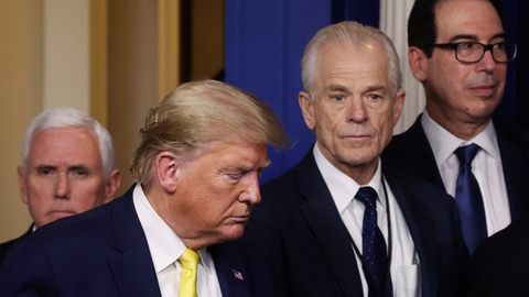 USA's præsident, Donald Trump, overvejer at nedsætte en skat for lønmodtagere for at modvirke de negative effekter på økonomien af virusudbruddet. Her ses Trump ankomme til den daglige briefing om udbruddet mandag i Det Hvide Hus. Til venstre er det vicepræsident Mike Pence, til højre finansminister Steven Mnuchin og nummer to fra højre er handelsrådgiver Peter Navarro.