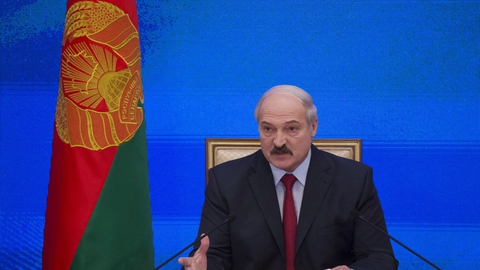 Hvideruslands stærke mand, Alexander Lukasjenko, Hvideruslands præsident, Aleksandr Lukasjenko, siger i et interview, at han muligvis har siddet for længe på sin post.
