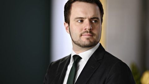 Det er positivt, at mange firmaer har søgt om økonomisk støtte via de hjælpepakker, som Folketinget har vedtaget, mener erhvervsminister Simon Kollerup (S).