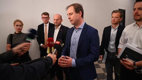 Finansminister Nicolai Wammen (S) præsenterer aftale om ny økonomisk corona-sommerpakke og udfasning af hjælpepakker natten til mandag.
