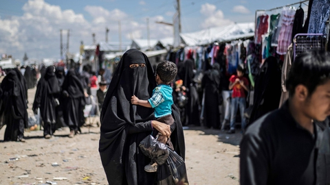 Tusindvis af kvinder og børn, hvis mænd og fædre formodes at have kæmpet for Islamisk Stat - og som muligvis selv har været en del af bevægelsen - sidder nu indespærret i al-Hol lejren i Syrien, hvor forholdene fra flere sider beskrives som yderst vanskelige. (Arkivfoto)