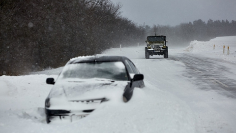 Det voldsomme snevejr på Bornholm har givet myndighederne kamp til stregen.