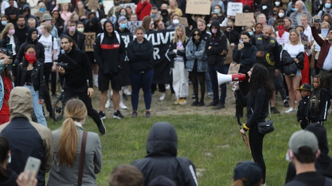Omkring 1000 mødte torsdag op til en "Black Lives Matter"-demonstration i Malmø. Politiet måtte på grund af forsamlingsforbud opløse demonstrationen.