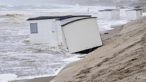 Nordjylland var et af de områder i Danmark, der mærkede mest til stormen Hans. Her ses badehuse på stranden i Løkken, der drev rundt i den kraftige vind den 8. august.