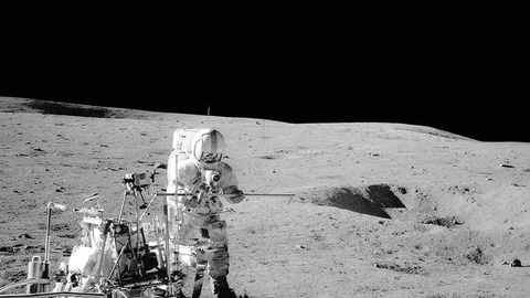 Nasa har brug for flere astronauter, og har ofte rekrutteret testpiloter fra det amerikanske luftvåben. Blandt andre Alan Shepard, som på dette foto fra 1971 ses stå på Månen.