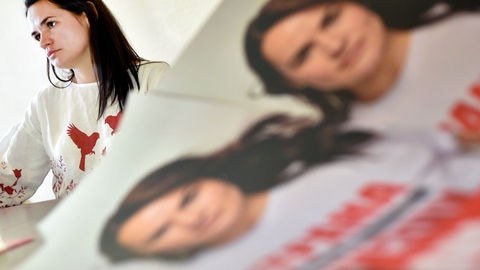 Hvideruslands præsident, Aleksandr Lukasjenko, står over for en reel modkandidat ved søndagens valg. Det er den politiske aktivist Svetlana Tikhanovskaja, som i løbet af meget kort tid er blevet oppositionens store stjerne. Hun siger, at hun venter, at Lukasjenko vil snyde ved valget.