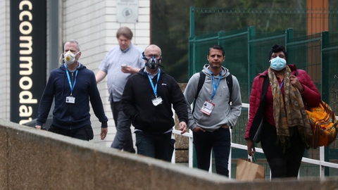 De seneste dage er antallet af smittede personer i England skudt i vejret, og derfor bliver retningslinjerne for, hvor mange der må samles, skærpet. (Arkivfoto fra London).