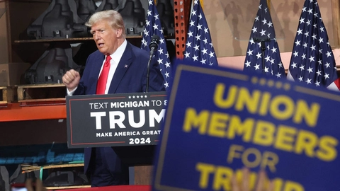 Donald Trump havde droppet at debattere mod sine partifæller i Los Angeles og var i stedet mødt op i Michigan, hvor fabriksarbejdere strejker for mere i løn ved landets største bilproducenter.