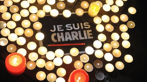 I tiden efter angrebet på Charlie Hebdo kunne der ses støtteerklæringer til satiremagasinet i form af blandt andet skilte med budskabet "Je suis Charlie" (Jeg er Charlie, red.). (Arkivfoto)