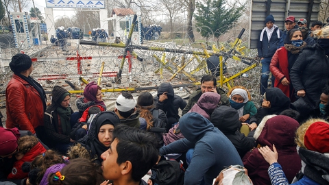 I øjeblikket er en ny flygtningekrise under opsejling ved den græske grænse. Her ses migranter ved grænsen mellem Grækenland og Tyrkiet. (Foto: Huseyin Aldemir/Reuters/Ritzau Scanpix)