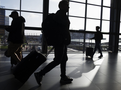 Flyrejsende i Danmark tager i stigende grad på mellemlange og lange flyrejser. (Arkivfoto)