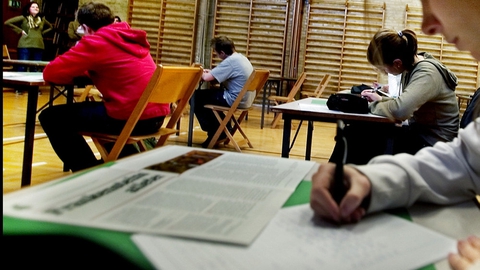 Eksamen for de ældste elever i folkeskolen bliver aflyst i år og i stedet erstattet af årskarakterer.